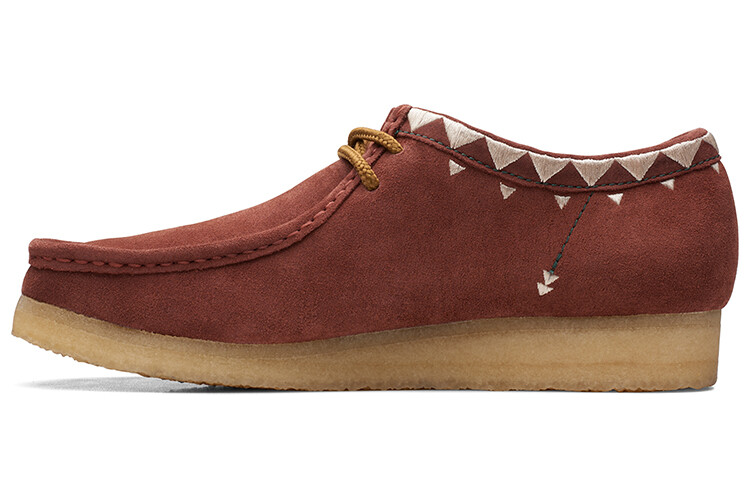 Оригинальные ботинки Wallabee Auburn Clarks
Оригинальные ботинки Wallabee Auburn Clarks