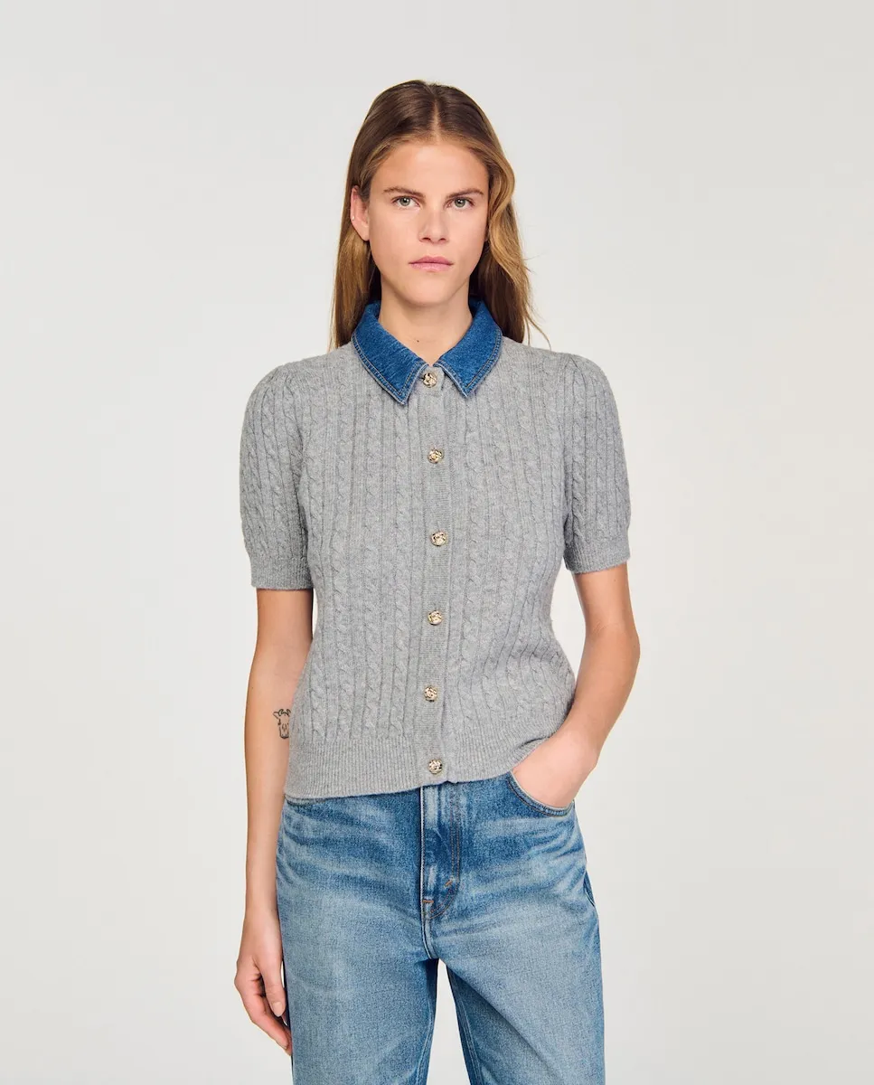 Женский кардиган с плетеным узором и джинсовым воротником Sandro, серый
Женский кардиган с плетеным узором и джинсовым воротником Sandro, серый