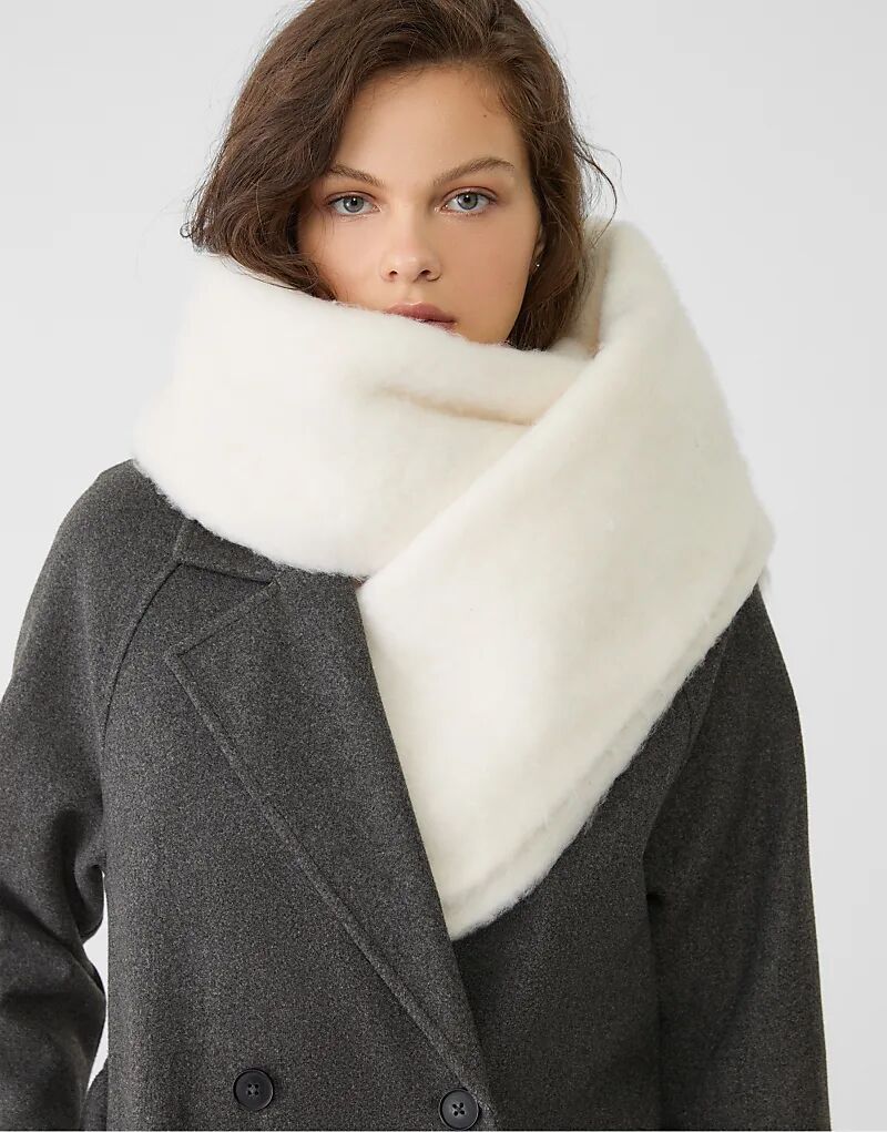 Базовый однотонный шарф Stradivarius цвета экрю
Базовый однотонный шарф Stradivarius цвета экрю