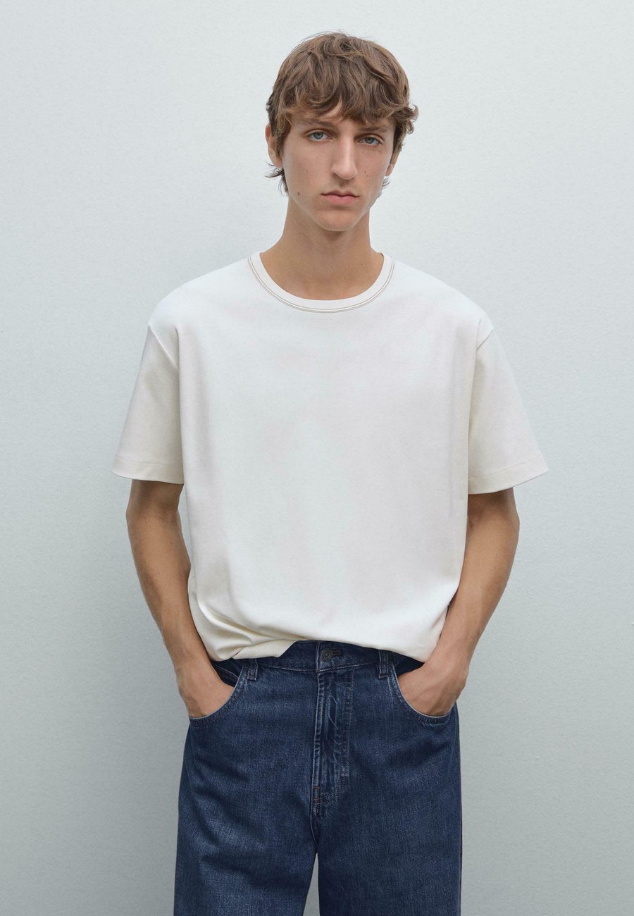 Футболка Massimo Dutti SHORT-SLEEVE WITH CONTRAST TOPSTITCHING, White/White
Футболка Massimo Dutti SHORT-SLEEVE WITH CONTRAST TOPSTITCHING, White/White