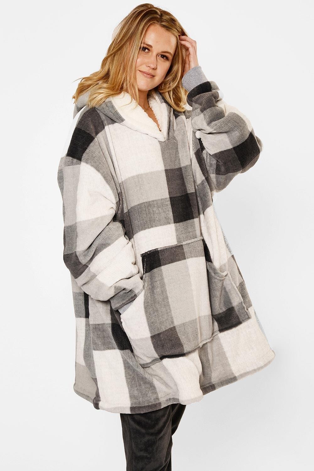 Оверсайз-одеяло с капюшоном из флиса из шерпы в клетку Dreamscene, серый
Оверсайз-одеяло с капюшоном из флиса из шерпы в клетку Dreamscene, серый