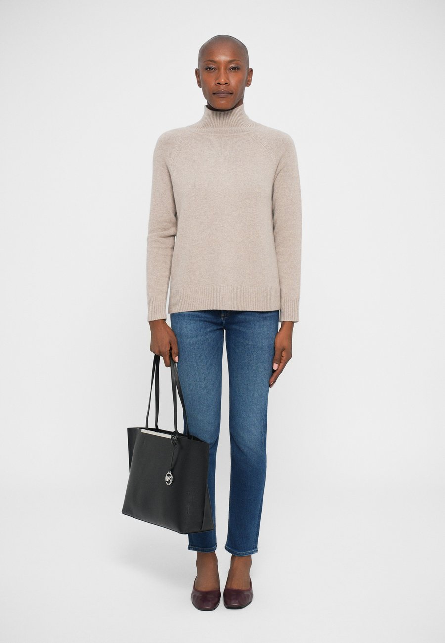 Сумка-шоппер MICHAEL Michael Kors EVELYN TOTE, Black
Сумка-шоппер MICHAEL Michael Kors EVELYN TOTE, Black