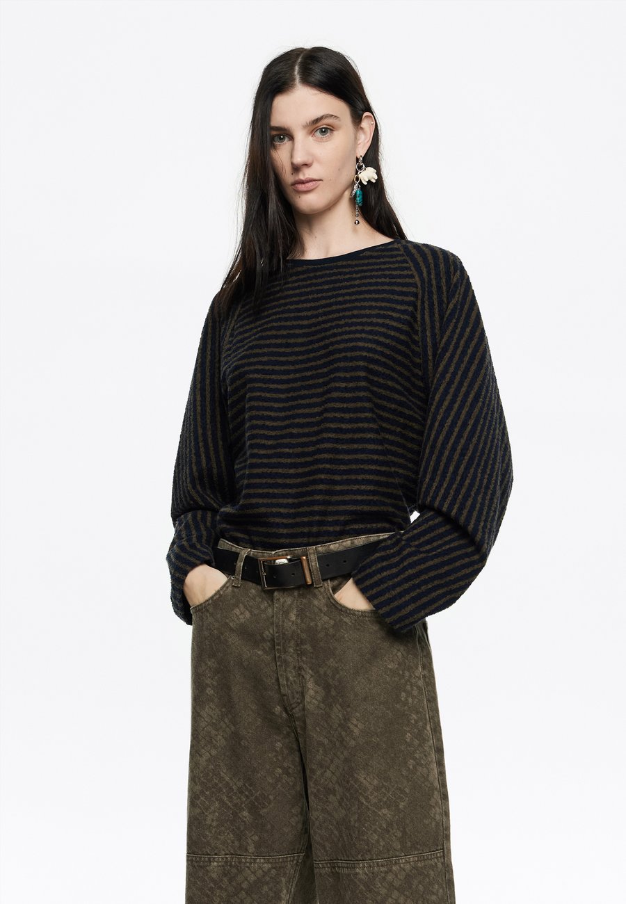 Топ Bimba Y Lola RANGLÁN RAYAS , Caqui Oscuro/Khaki
Топ Bimba Y Lola RANGLÁN RAYAS , Caqui Oscuro/Khaki