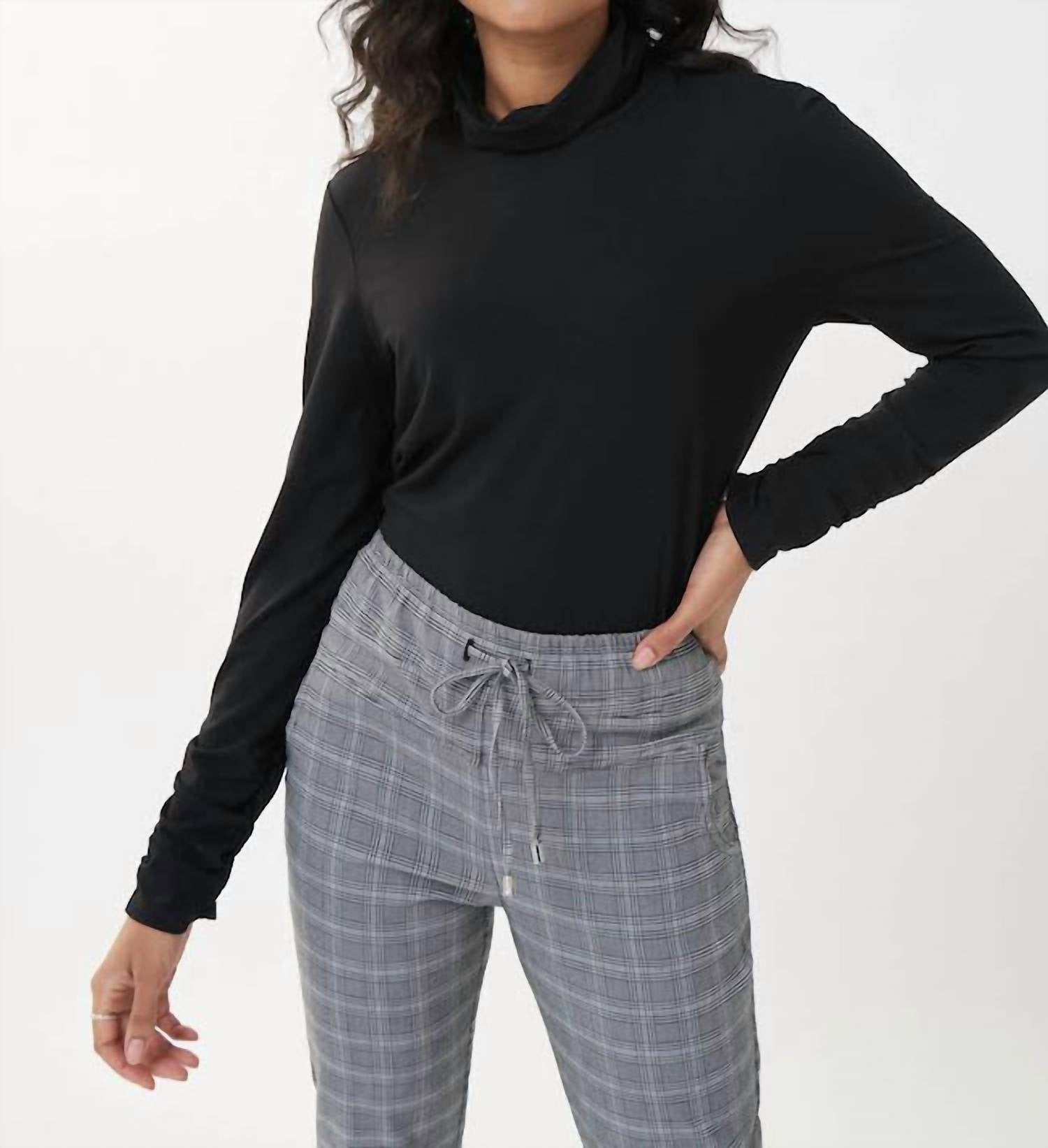 Приталенный топ с воротником-стойкой черного цвета Joseph Ribkoff, черный
Приталенный топ с воротником-стойкой черного цвета Joseph Ribkoff, черный