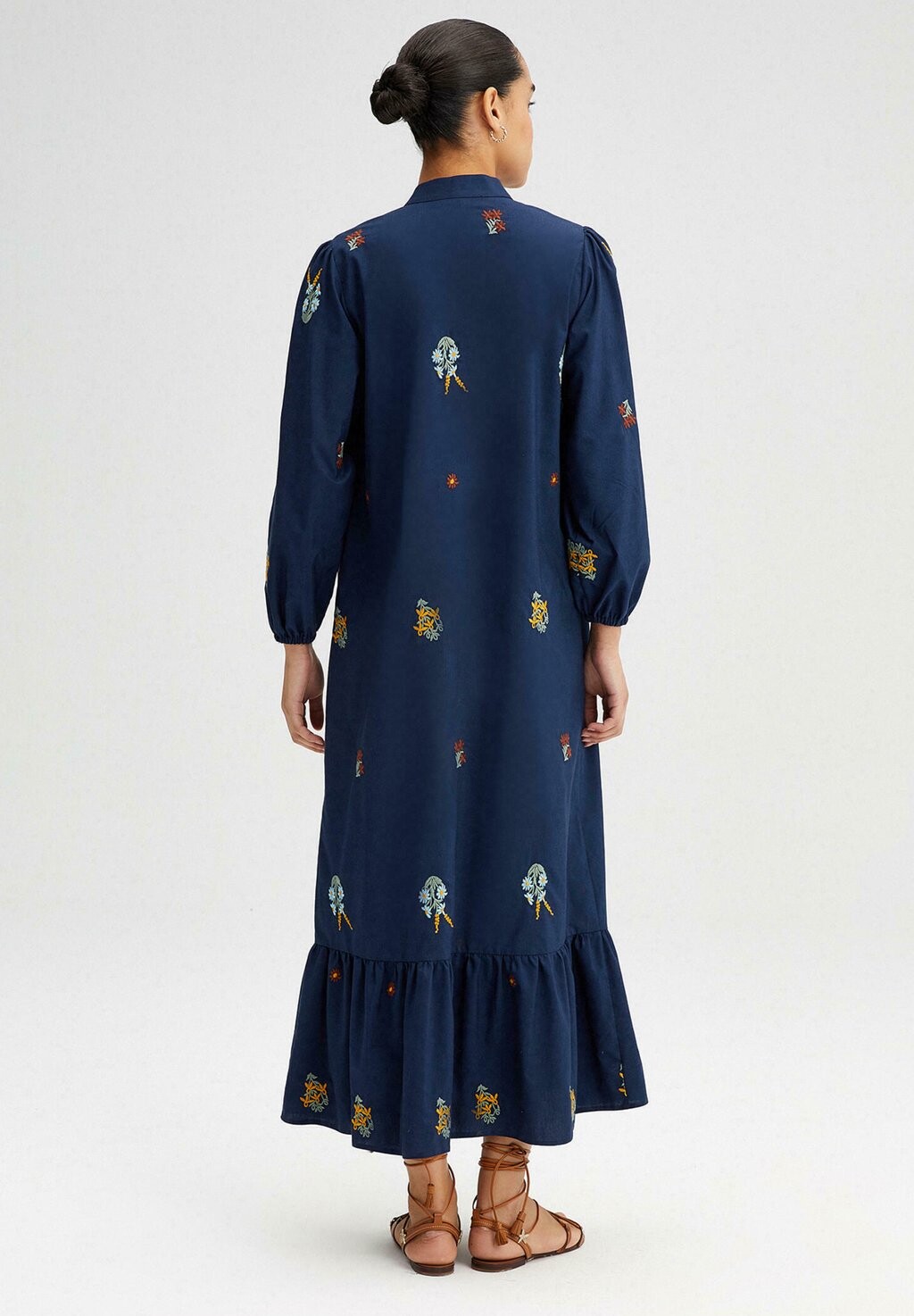 Длинное платье EMBROIDERED DRESS WITH SHELL BUTTON Touché Privé, темно-синий
Длинное платье EMBROIDERED DRESS WITH SHELL BUTTON Touché Privé, темно-синий