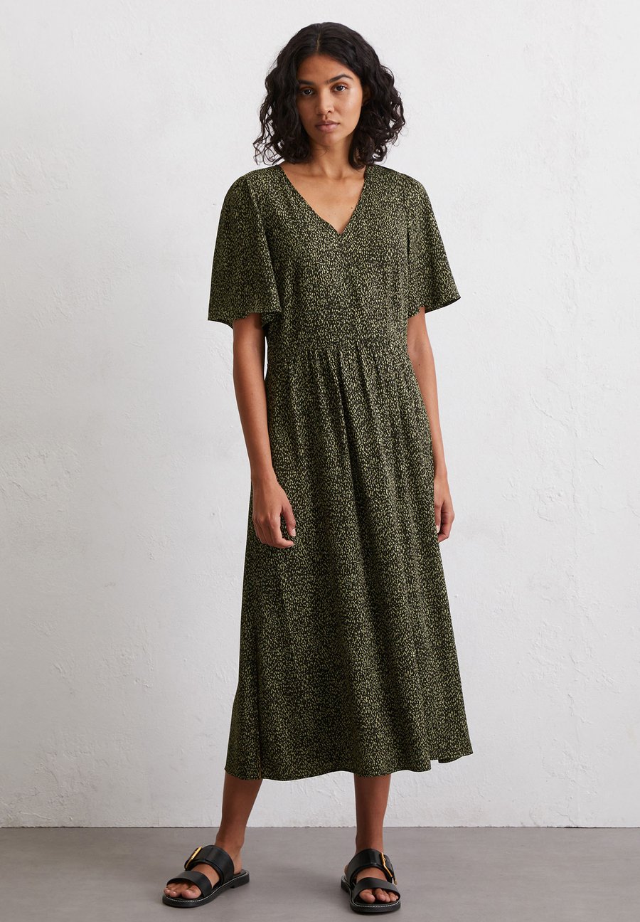 Платье Marc O'Polo MIT ELASTISCHER TAILLE FLARED FLIESSENDEM -TWILL, Multi/Black
Платье Marc O'Polo MIT ELASTISCHER TAILLE FLARED FLIESSENDEM -TWILL, Multi/Black