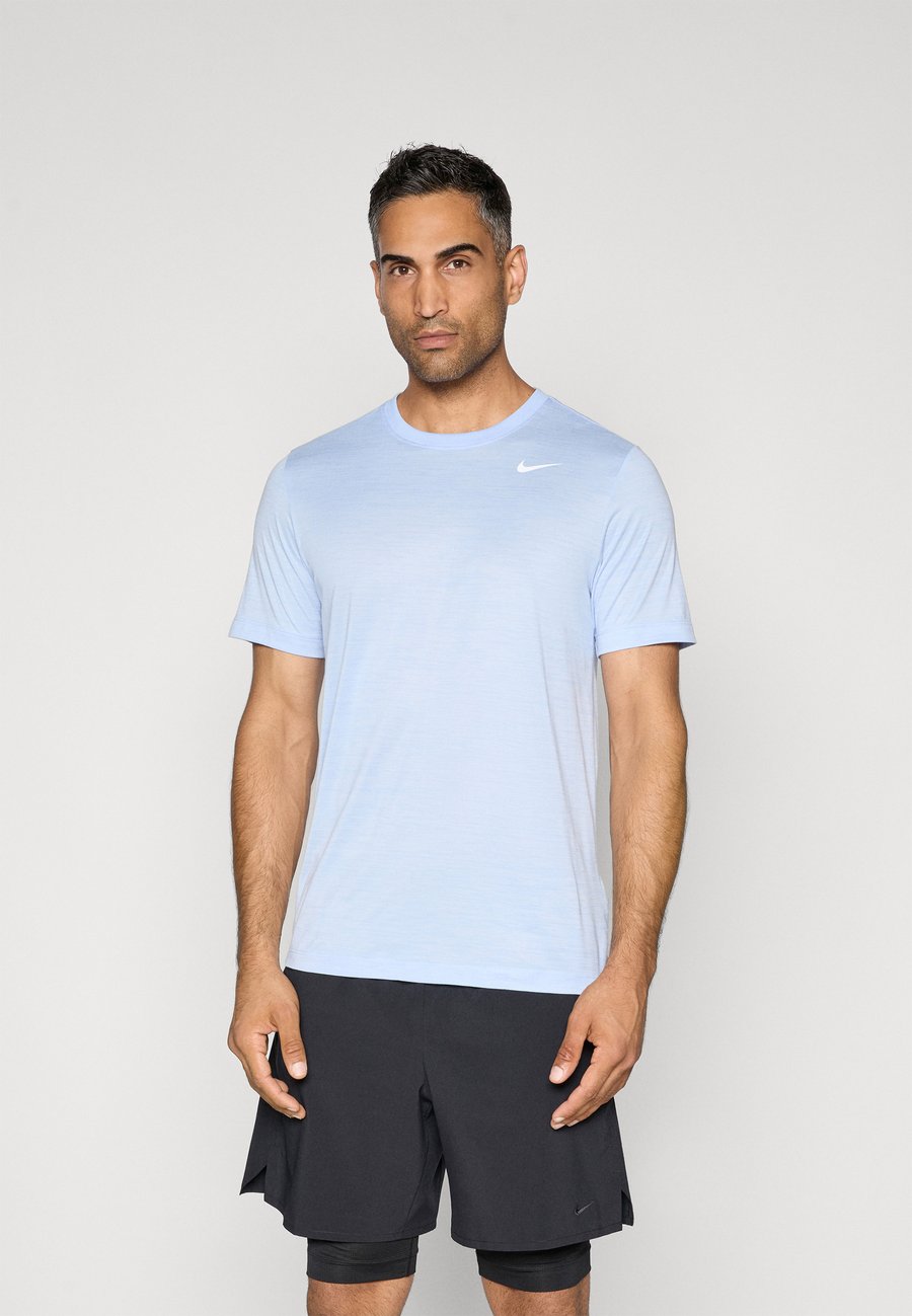 Футболка Nike Performance TEE NEW VENEER, Aluminum/Light Blue
Футболка Nike Performance TEE NEW VENEER, Aluminum/Light Blue