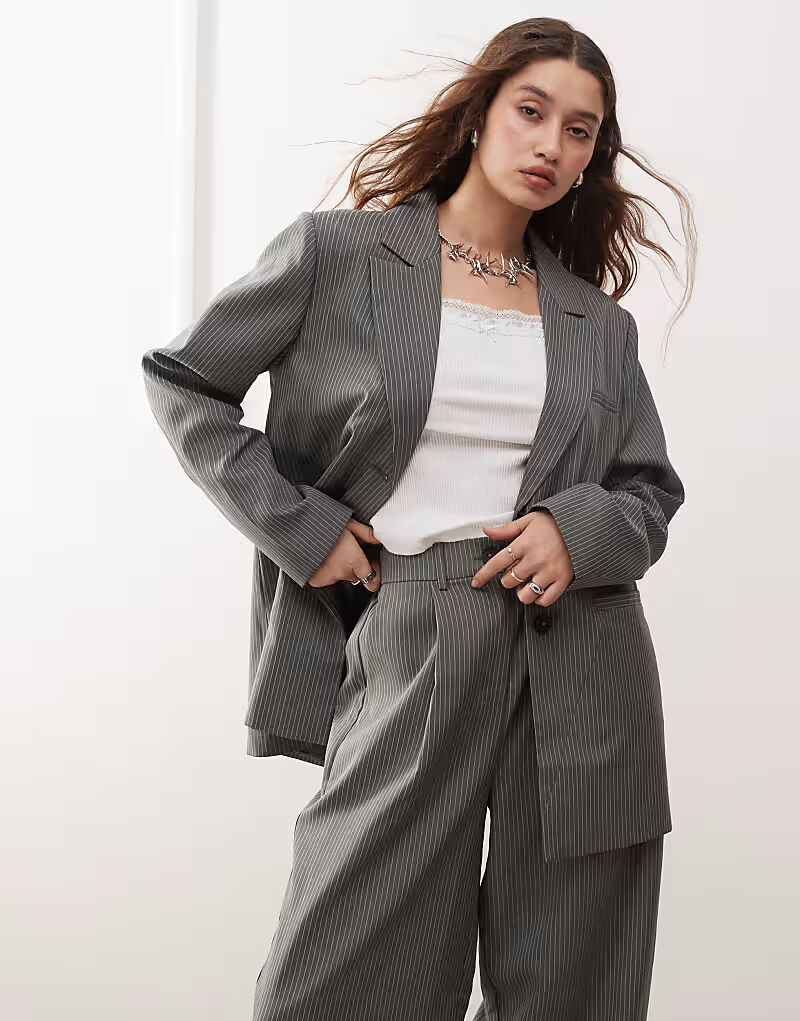 Свободный блейзер в тонкую полоску Reclaimed Vintage, серый
Свободный блейзер в тонкую полоску Reclaimed Vintage, серый