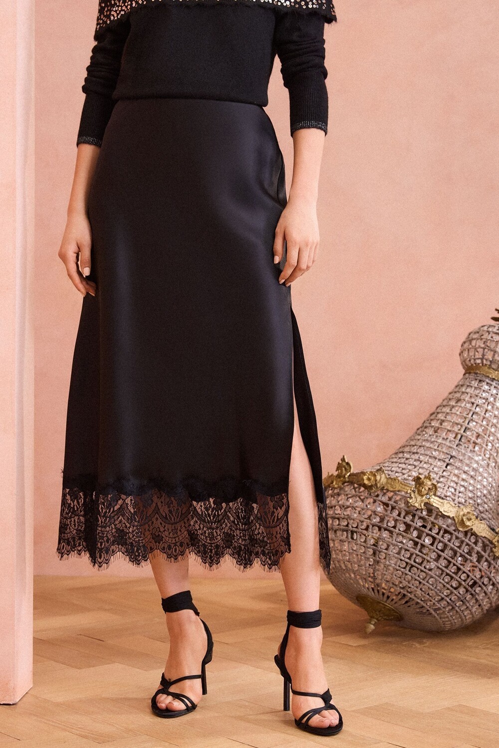 Enb | юбка мидакси из атласа с кружевным подолом Love & Roses, черный
Enb | юбка мидакси из атласа с кружевным подолом Love & Roses, черный