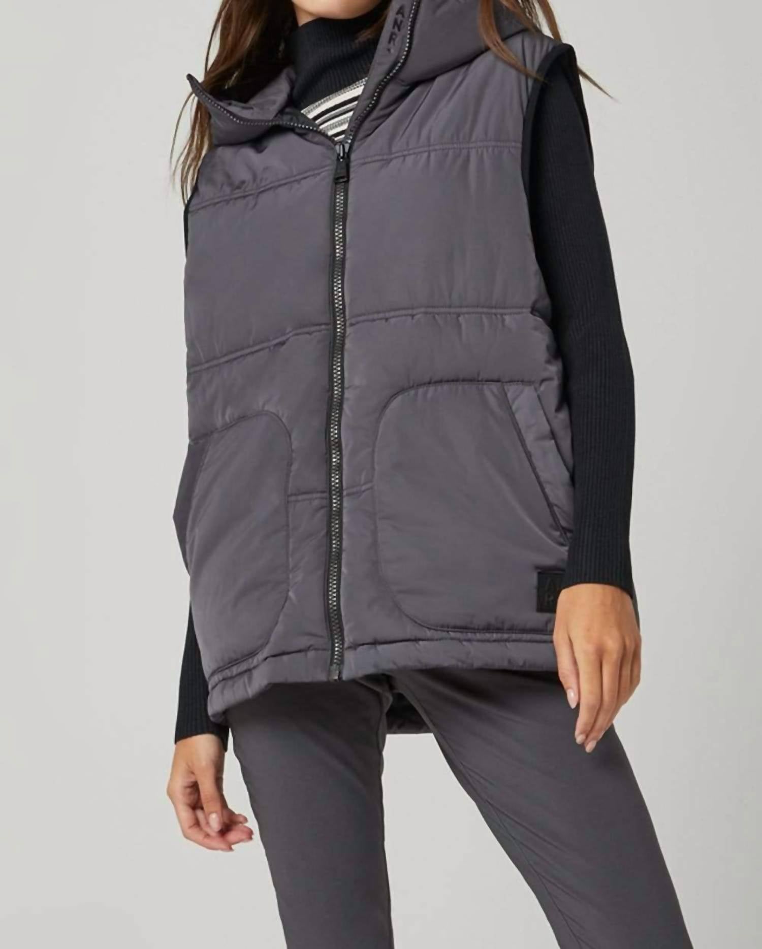 Жилет Uno в цвете уголь Alp N Rock, Charcoal
Жилет Uno в цвете уголь Alp N Rock, Charcoal
