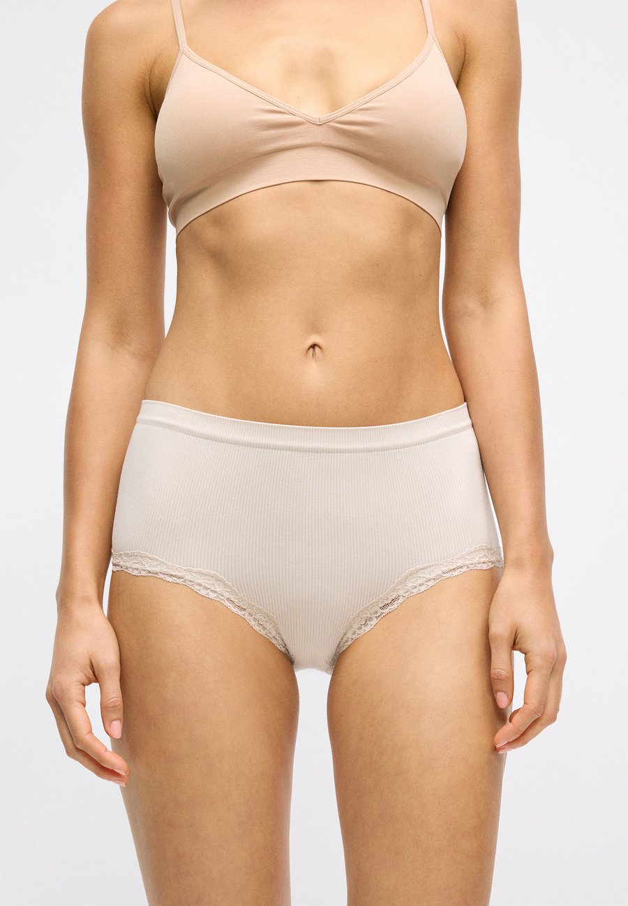 Трусы Lindex BRIEF HIGH SEAMLESS WILMA TRIM 3 PACK, Dusty/Lilac/Lilac
Трусы Lindex BRIEF HIGH SEAMLESS WILMA TRIM 3 PACK, Dusty/Lilac/Lilac