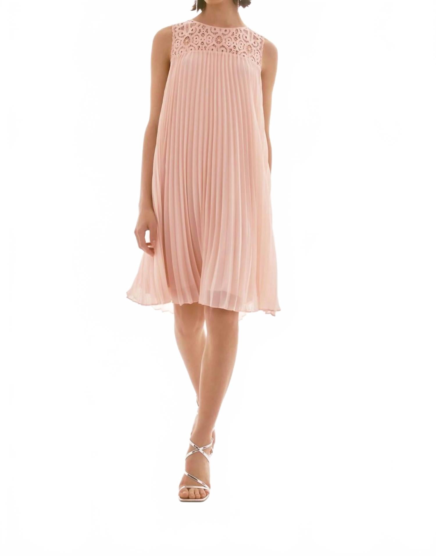 Кружевное плиссированное платье-трапеция миди цвета кварц Joseph Ribkoff, Quartz
Кружевное плиссированное платье-трапеция миди цвета кварц Joseph Ribkoff, Quartz