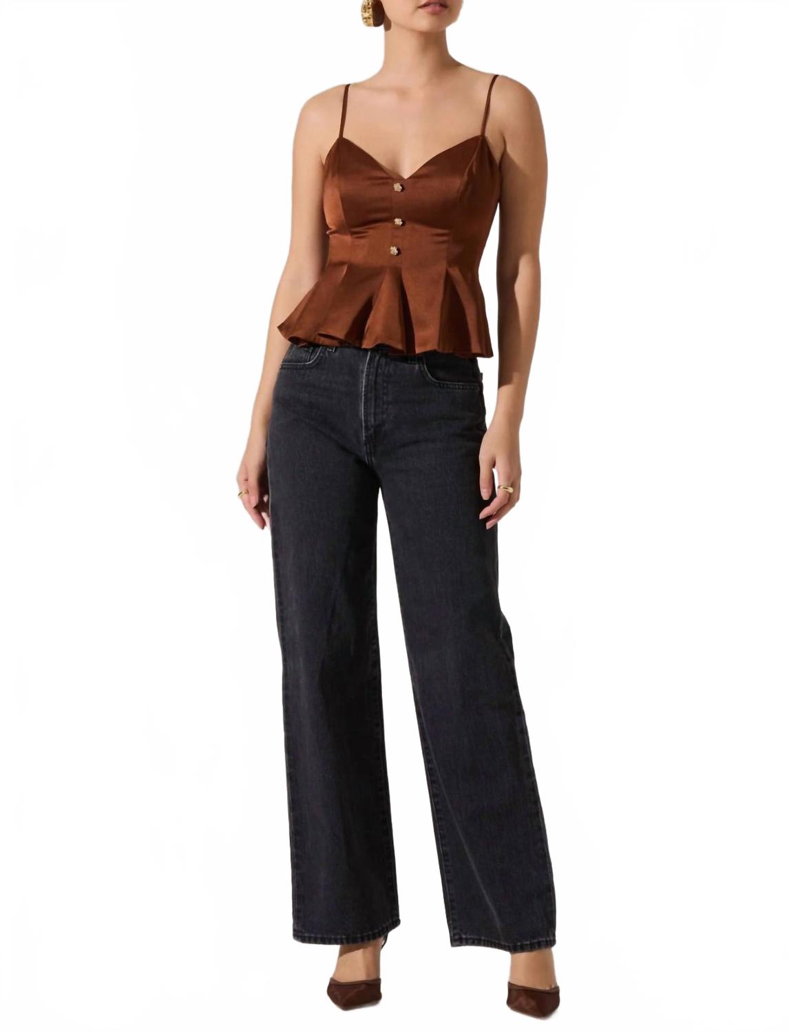 Коричневый атласный плиссированный топ с баской Paislee ASTR
Коричневый атласный плиссированный топ с баской Paislee ASTR