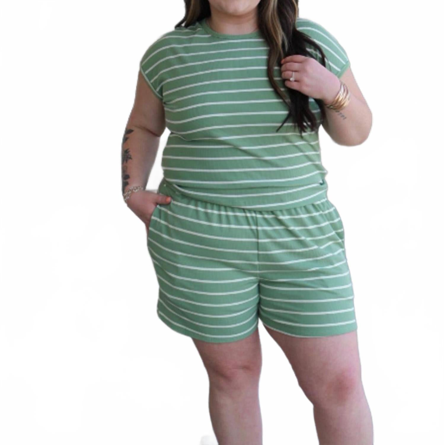 Модный и милый полосатый топ в цвете шалфей/белый Adrienne
Модный и милый полосатый топ в цвете шалфей/белый Adrienne