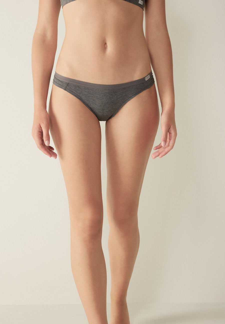 Трусы Intimissimi Thong, Grau - 616I - Cloud Grey Blend/Light Grey
Трусы Intimissimi Thong, Grau - 616I - Cloud Grey Blend/Light Grey