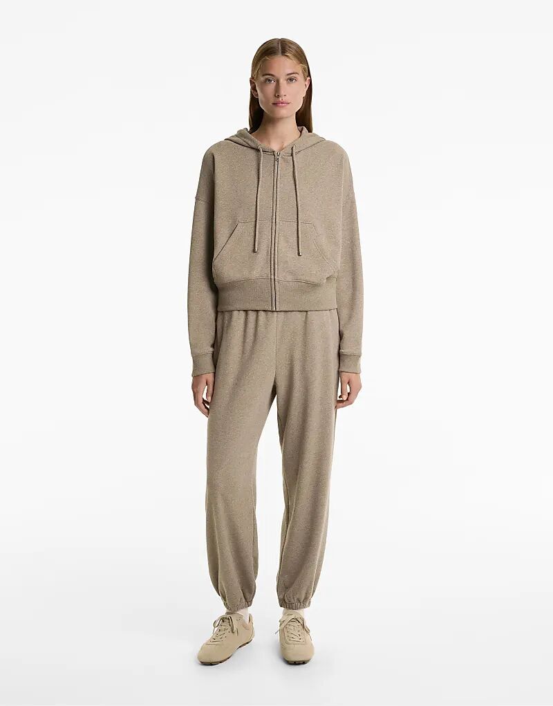 Спортивные брюки OYSHO свободного кроя с хлопком коричневого цвета
Спортивные брюки OYSHO свободного кроя с хлопком коричневого цвета