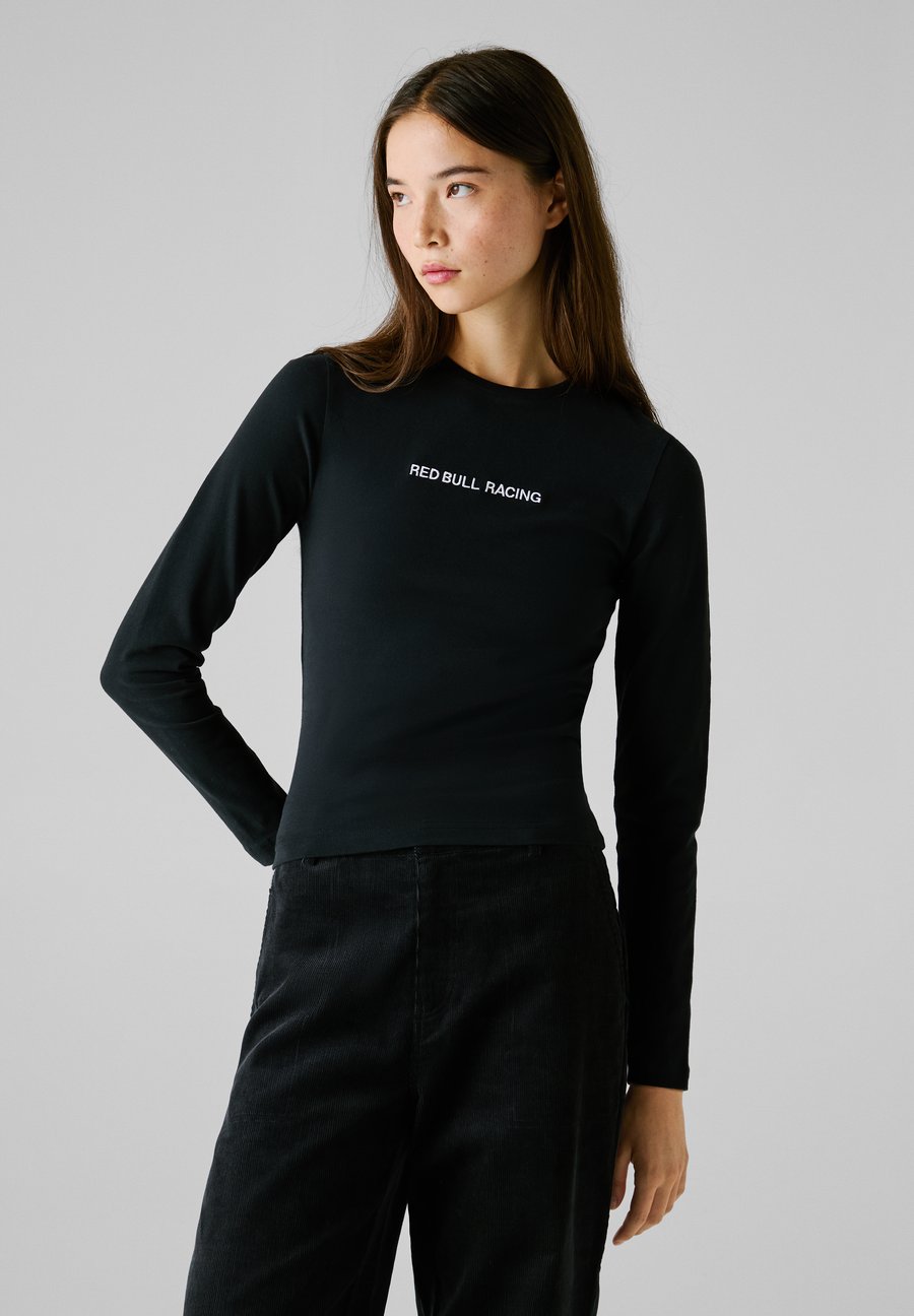 Топ Red Bull Racing x Pepe Jeans ESSENTIAL TEE, Black
Топ Red Bull Racing x Pepe Jeans ESSENTIAL TEE, Black