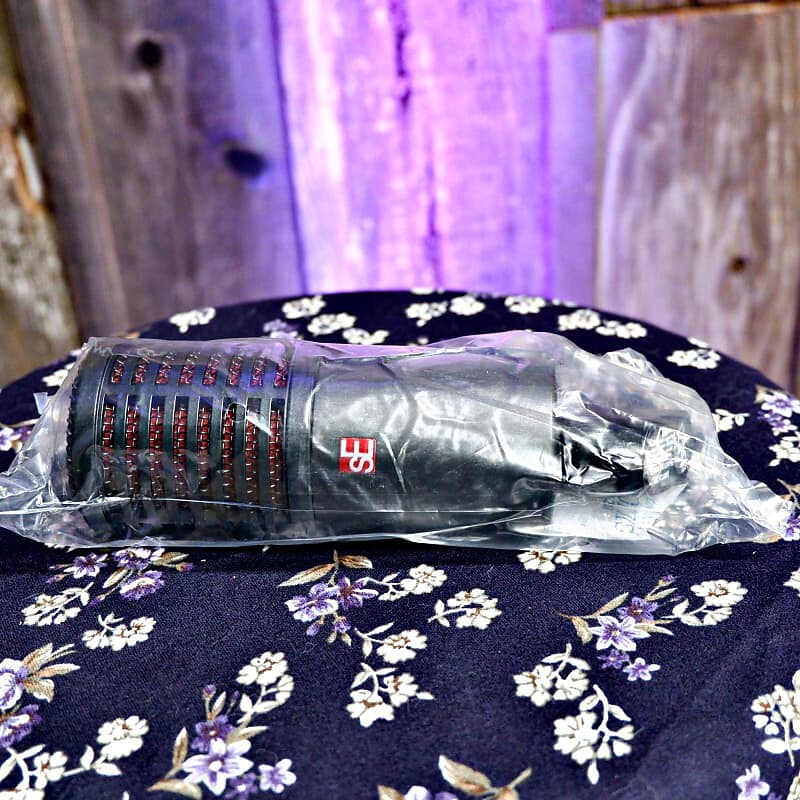 Студийный микрофон sE Electronics Dynacaster Cardioid Dynamic Microphone
Студийный микрофон sE Electronics Dynacaster Cardioid Dynamic Microphone