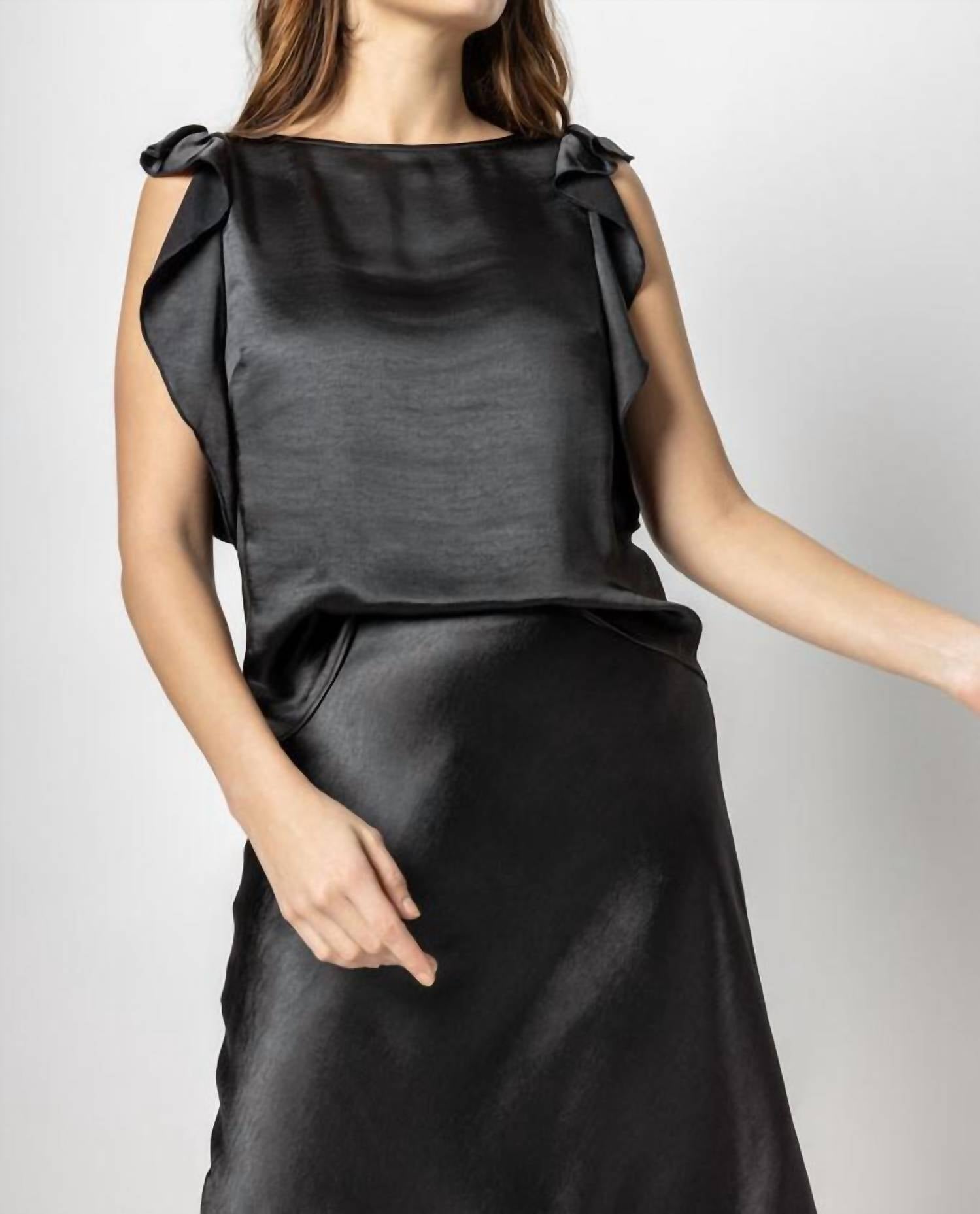 Атласный топ с оборками на рукавах черного цвета Lilla P
Атласный топ с оборками на рукавах черного цвета Lilla P