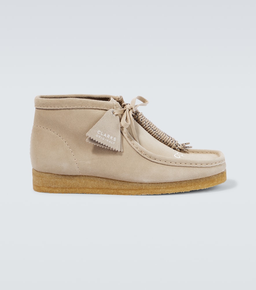 Ботинки Undercover Wallabee из замши Clarks Originals, Beige
Ботинки Undercover Wallabee из замши Clarks Originals, Beige