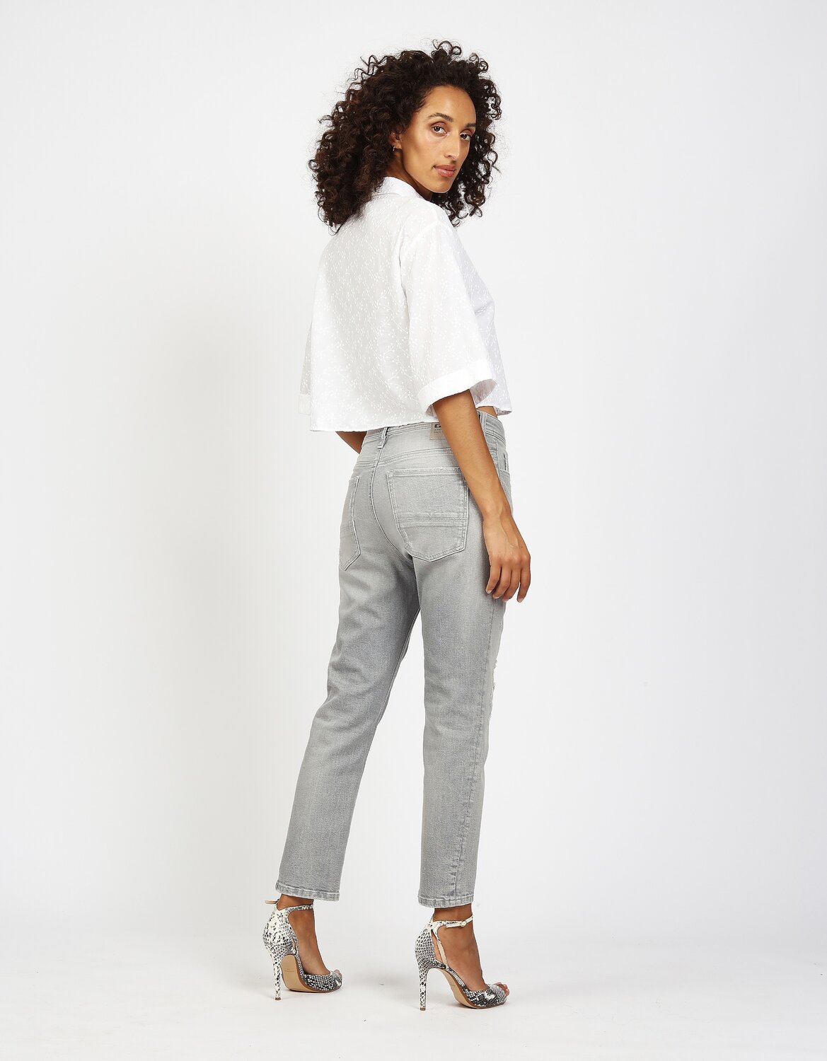 Gang Джинсы Regular в светло-сером цвете
Gang Джинсы Regular в светло-сером цвете