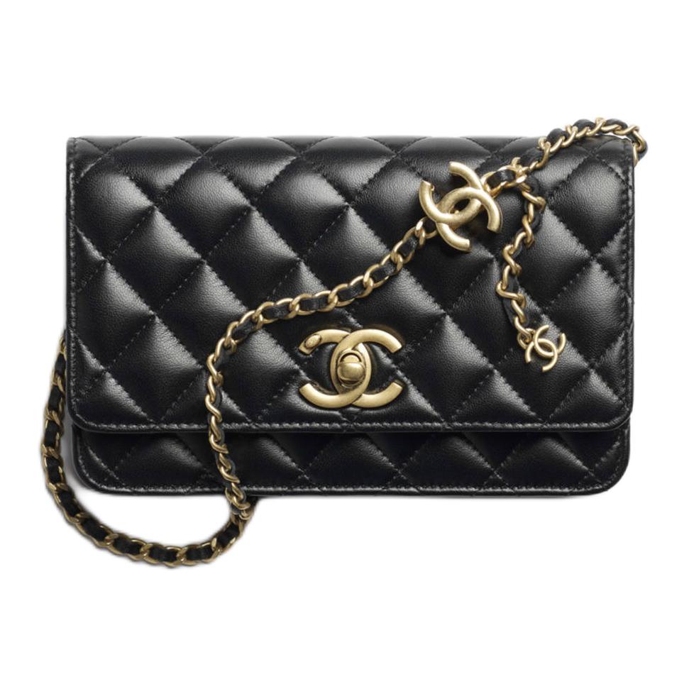 CHANEL Полированная кожаная сумка через плечо
CHANEL Полированная кожаная сумка через плечо