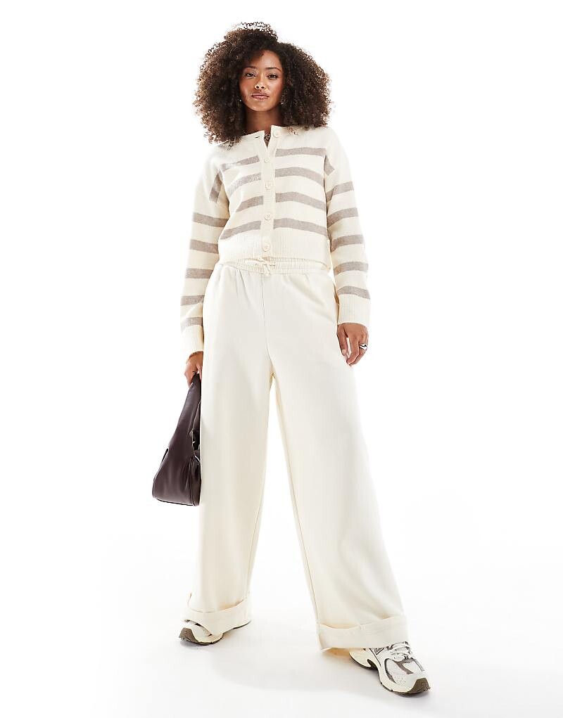 ASOS DESIGN – Светлый кардиган с круглым вырезом в полоску кремового цвета
ASOS DESIGN – Светлый кардиган с круглым вырезом в полоску кремового цвета