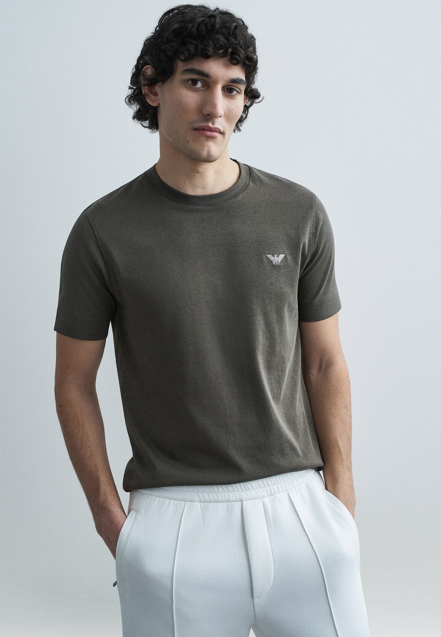 Футболка Emporio Armani Basic T-shirt, Major Brown/Brown, Коричневый, Футболка Emporio Armani Basic T-shirt, Major Brown/Brown
Футболка Emporio Armani Basic T-shirt, Major Brown/Brown, Коричневый, Футболка Emporio Armani Basic T-shirt, Major Brown/Brown