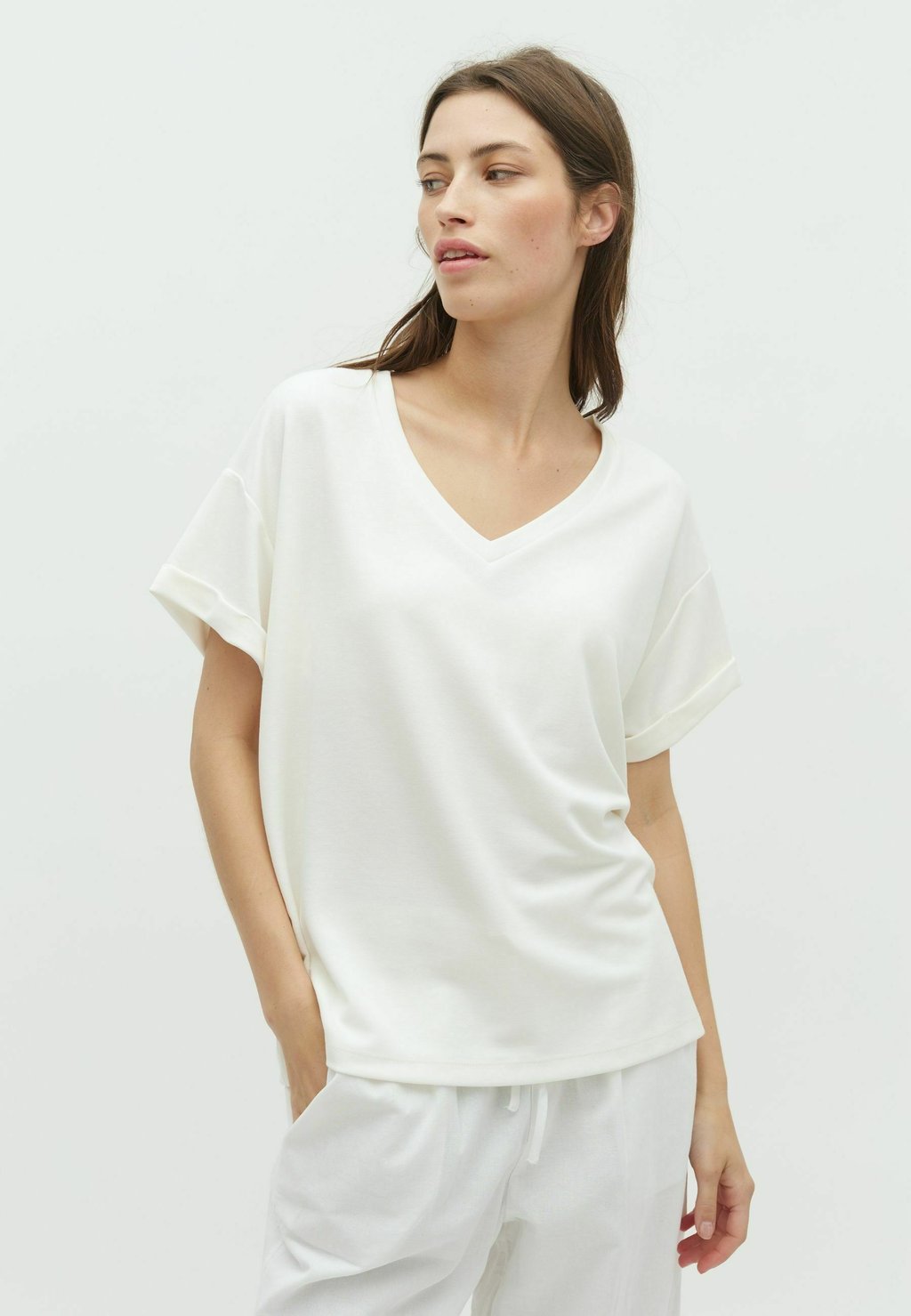 Базовая футболка AMANA V-M mbyM, белый
Базовая футболка AMANA V-M mbyM, белый