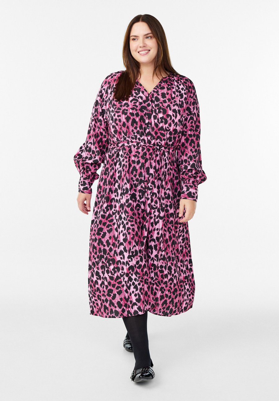 Платье Zizzi MIDI MIT KNOPFLEISTE UND BINDEGÜRTEL, Pink Leopard/Pink
Платье Zizzi MIDI MIT KNOPFLEISTE UND BINDEGÜRTEL, Pink Leopard/Pink