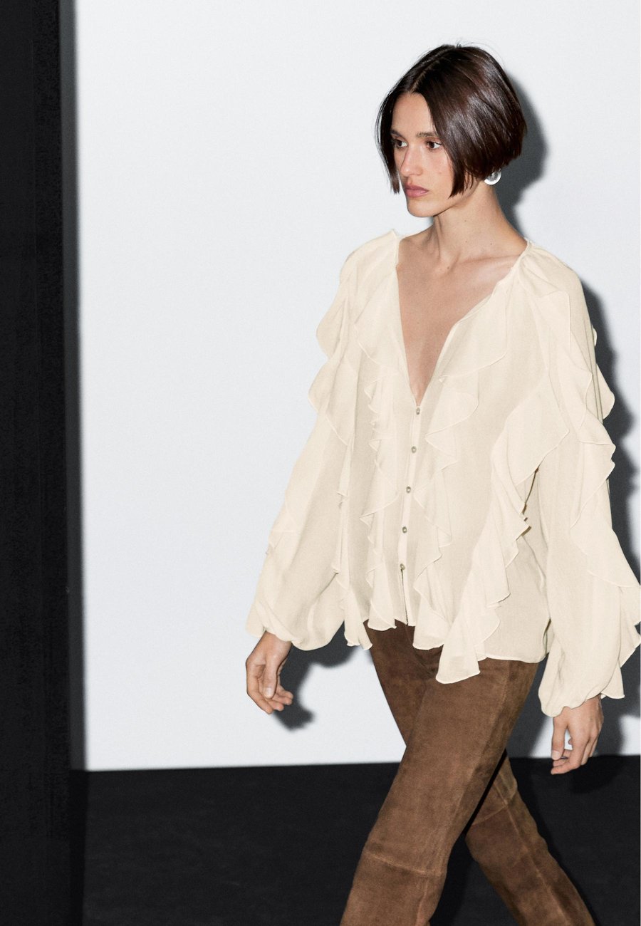 Блуза Massimo Dutti FLOWING GARMENT WITH RUFFLES, Beige
Блуза Massimo Dutti FLOWING GARMENT WITH RUFFLES, Beige