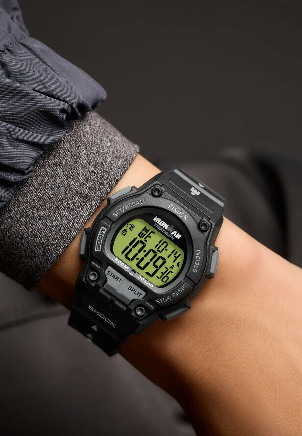 Цифровые часы Timex, черный
Цифровые часы Timex, черный