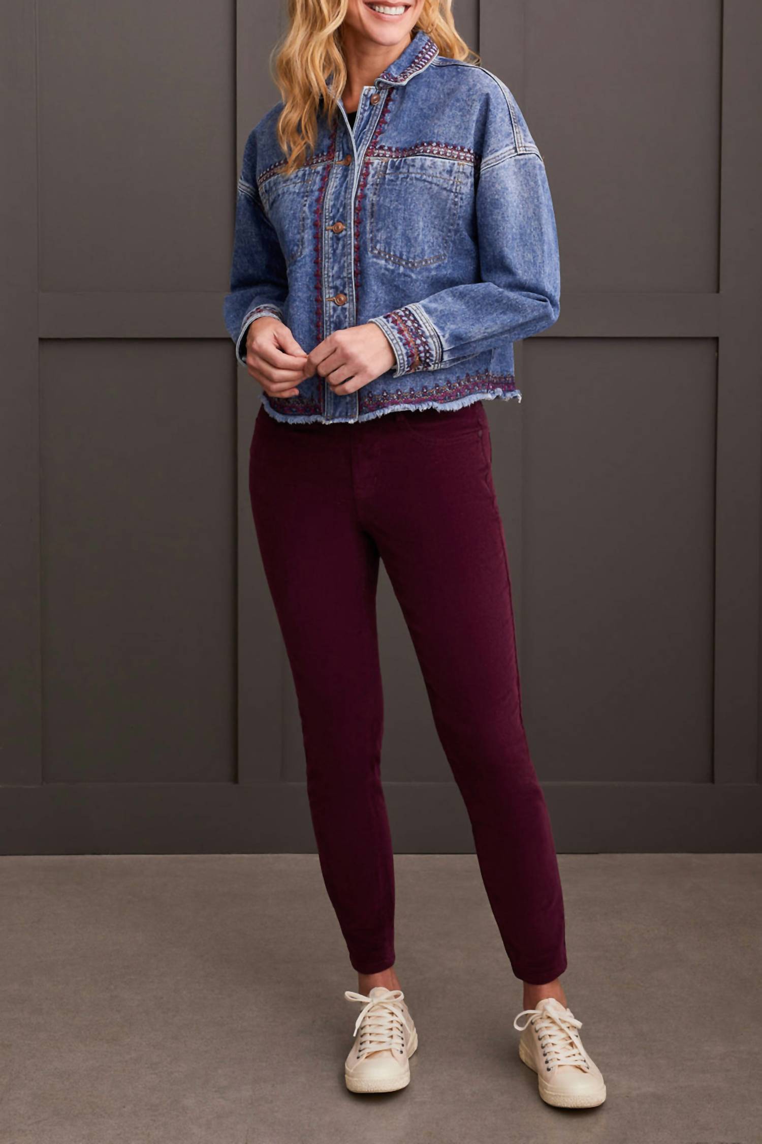 Вышитая джинсовая куртка из денима/вышивки TRIBAL, Denim/Embroidery
Вышитая джинсовая куртка из денима/вышивки TRIBAL, Denim/Embroidery