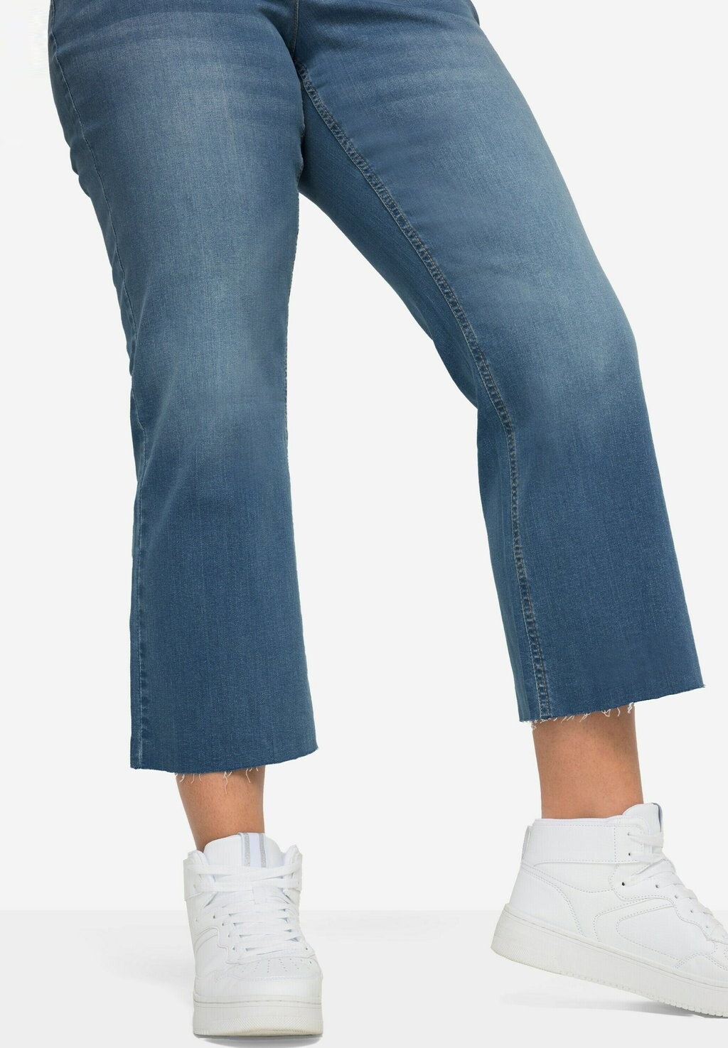 Джинсы облегающего кроя 7/8-CLAIRE STRETCHKOMFORT GESCHNITTENER POCKET Angel of Style, светло-голубой 
Джинсы облегающего кроя 7/8-CLAIRE STRETCHKOMFORT GESCHNITTENER POCKET Angel of Style, светло-голубой