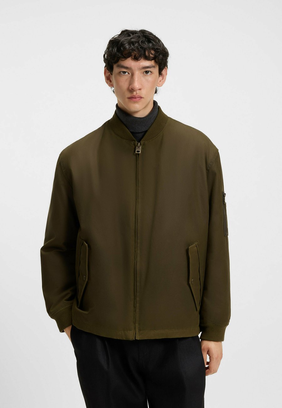 Куртка HUGO Bomber Jacket, Open Green Fifteen/Green
Куртка HUGO Bomber Jacket, Open Green Fifteen/Green