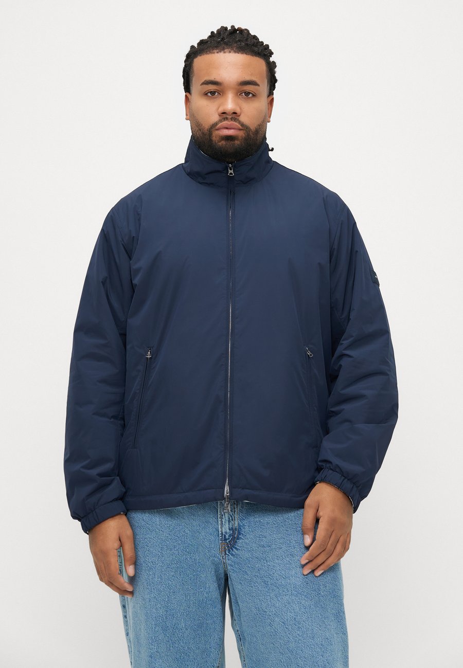 Куртка Tommy Hilfiger REVERSIBLE JACKET, Desert Sky/Dark Blue
Куртка Tommy Hilfiger REVERSIBLE JACKET, Desert Sky/Dark Blue