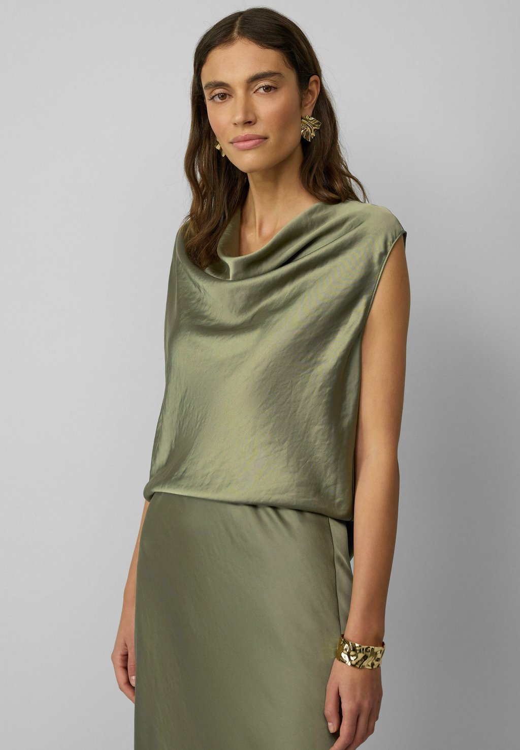 Блуза ÄRMELLOSE MIT WASSERFALL-AUSSCHNITT - Top s.Oliver BLACK LABEL, темно-зеленый
Блуза ÄRMELLOSE MIT WASSERFALL-AUSSCHNITT - Top s.Oliver BLACK LABEL, темно-зеленый