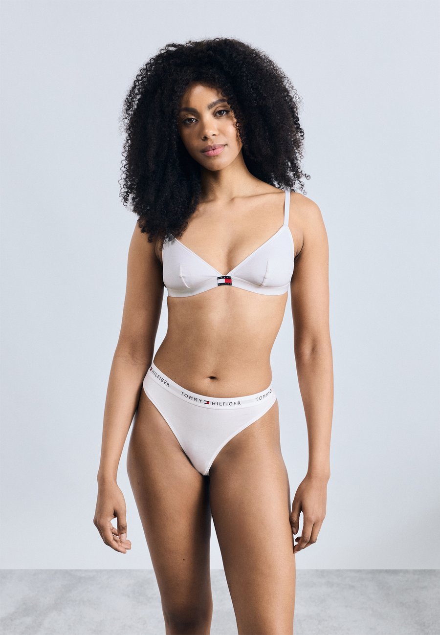 Трусы Tommy Hilfiger THONG 3 PACK, Desert Sky/White/Primary Red/Dark Blue
Трусы Tommy Hilfiger THONG 3 PACK, Desert Sky/White/Primary Red/Dark Blue