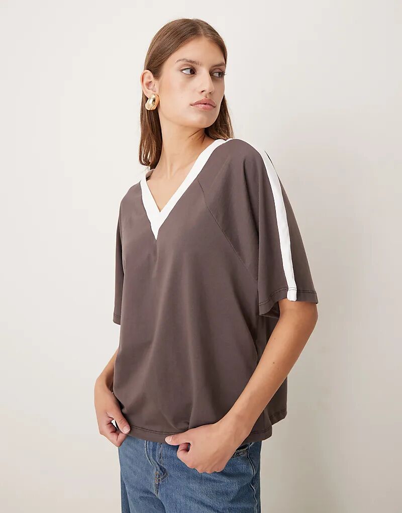 Топ ASOS DESIGN с V-образным вырезом, антрацитового цвета, с кремовой окантовкой
Топ ASOS DESIGN с V-образным вырезом, антрацитового цвета, с кремовой окантовкой