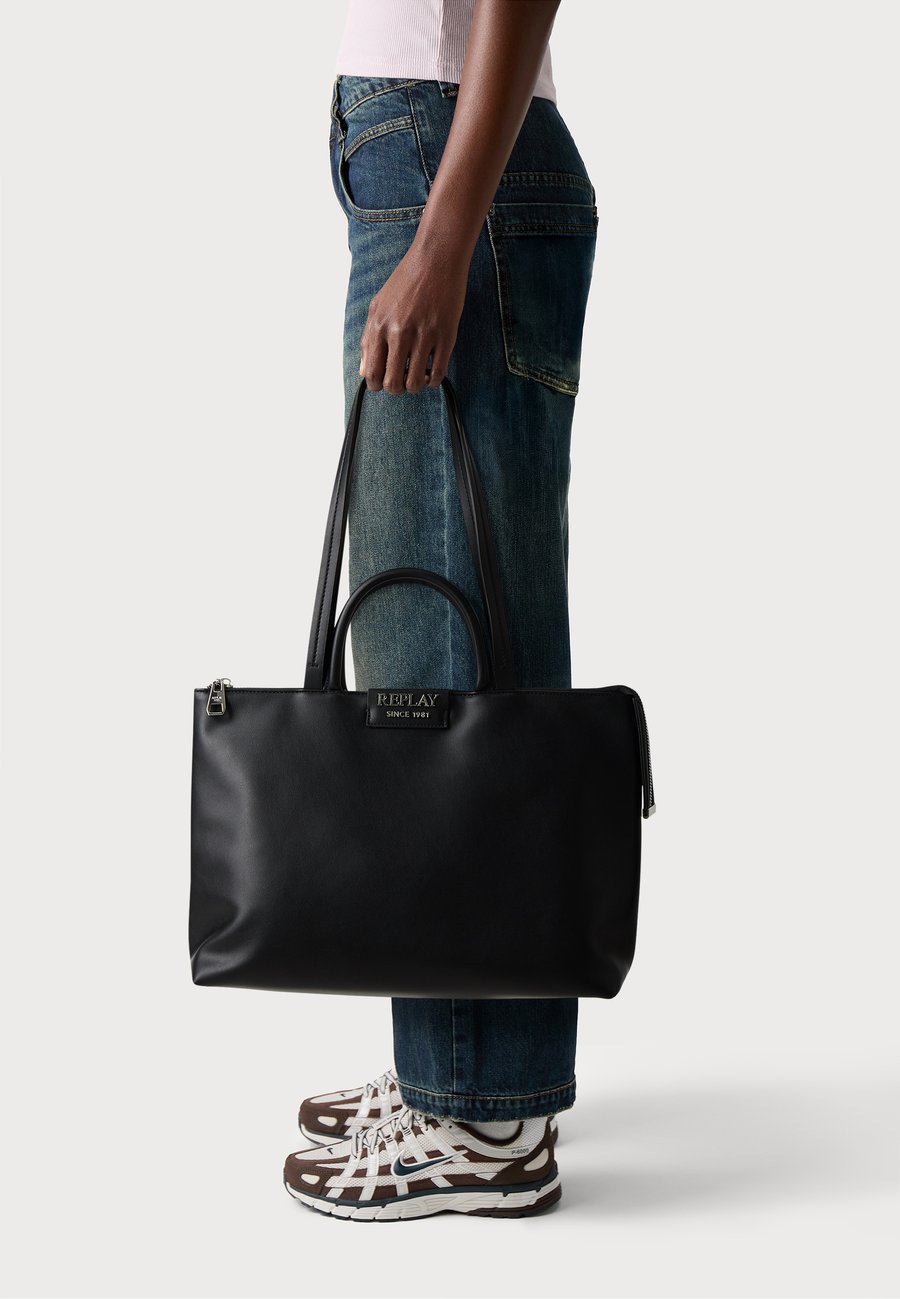 Сумка-шоппер Replay MARCEL ZIP MULTI, Black
Сумка-шоппер Replay MARCEL ZIP MULTI, Black