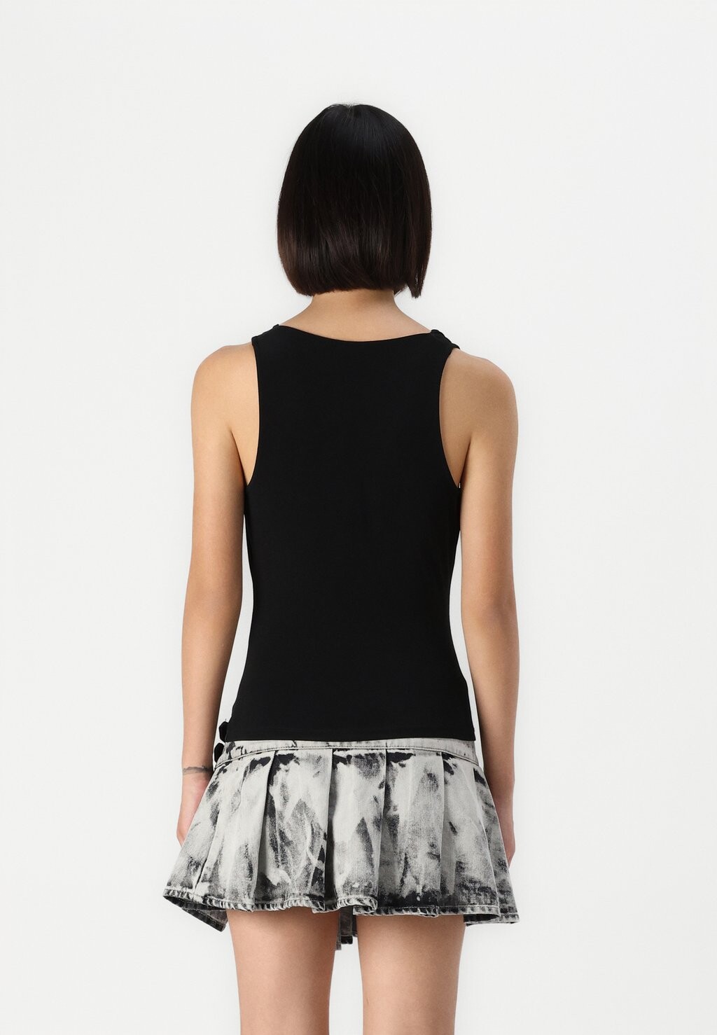 Топ NMDARIA WATERFALL Noisy May, черный
Топ NMDARIA WATERFALL Noisy May, черный