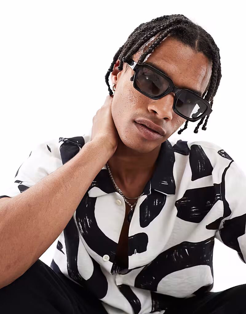 Солнцезащитные очки Bershka в квадратной оправе черного цвета
Солнцезащитные очки Bershka в квадратной оправе черного цвета