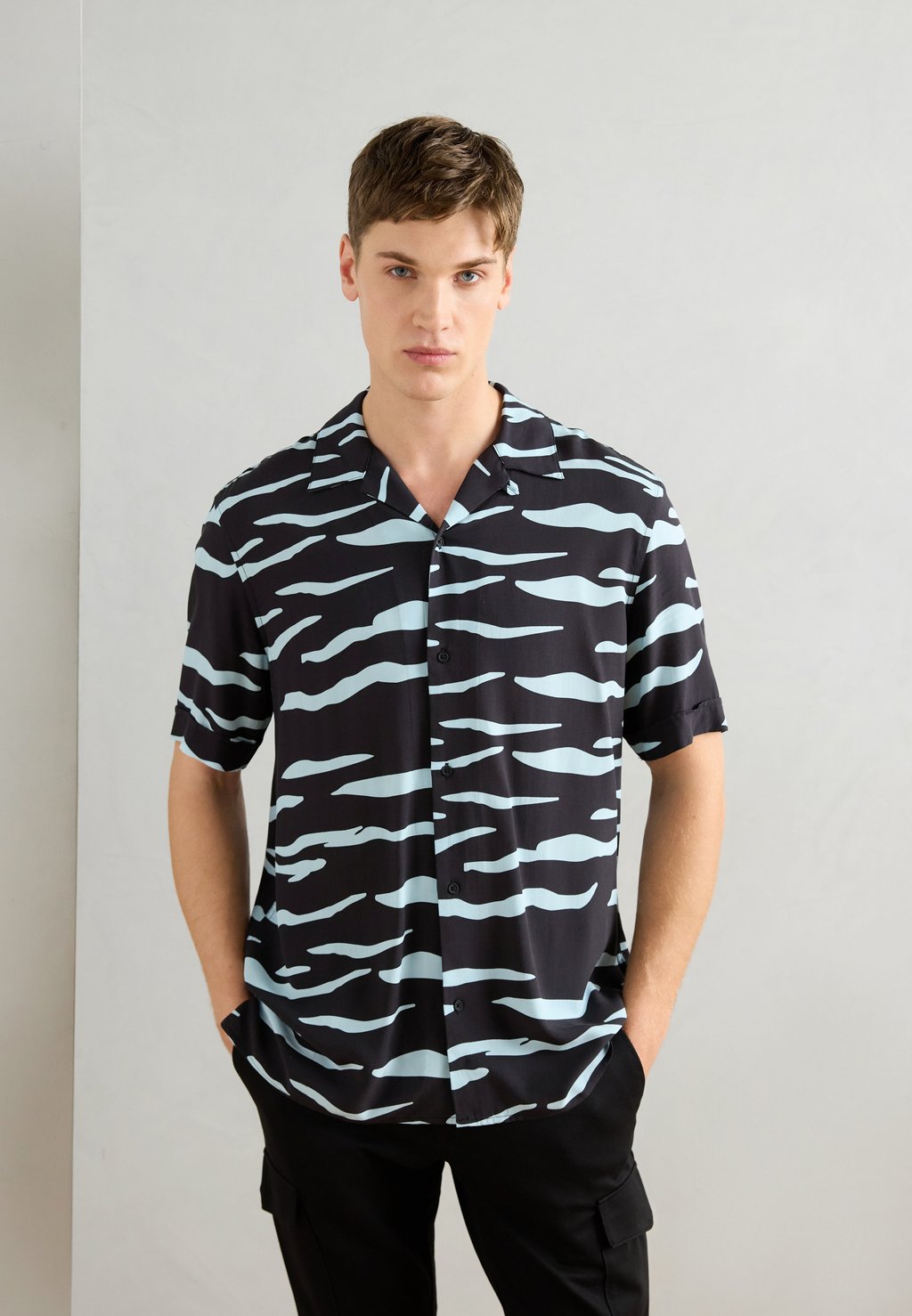 Рубашка SHIRT HONOLULU RELAXED STRAIGHT FIT PRINTED WITH LOGOED BADGE Antony Morato, черный
Рубашка SHIRT HONOLULU RELAXED STRAIGHT FIT PRINTED WITH LOGOED BADGE Antony Morato, черный