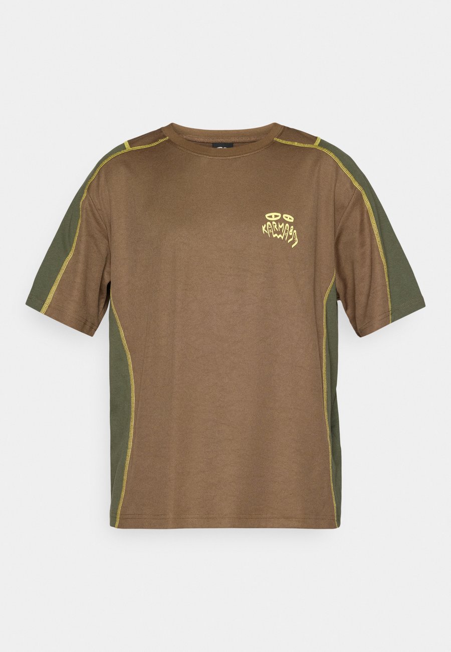 Футболка Karma8a CUTOUT TRAINING TEE, Green/Brown/Green, Зеленый, Футболка Karma8a CUTOUT TRAINING TEE, Green/Brown/Green
Футболка Karma8a CUTOUT TRAINING TEE, Green/Brown/Green, Зеленый, Футболка Karma8a CUTOUT TRAINING TEE, Green/Brown/Green