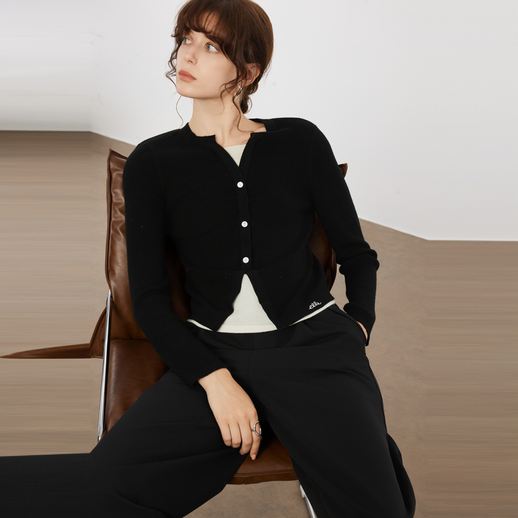 ELLE Свитер женский черный V-образный вырез Moderate
ELLE Свитер женский черный V-образный вырез Moderate