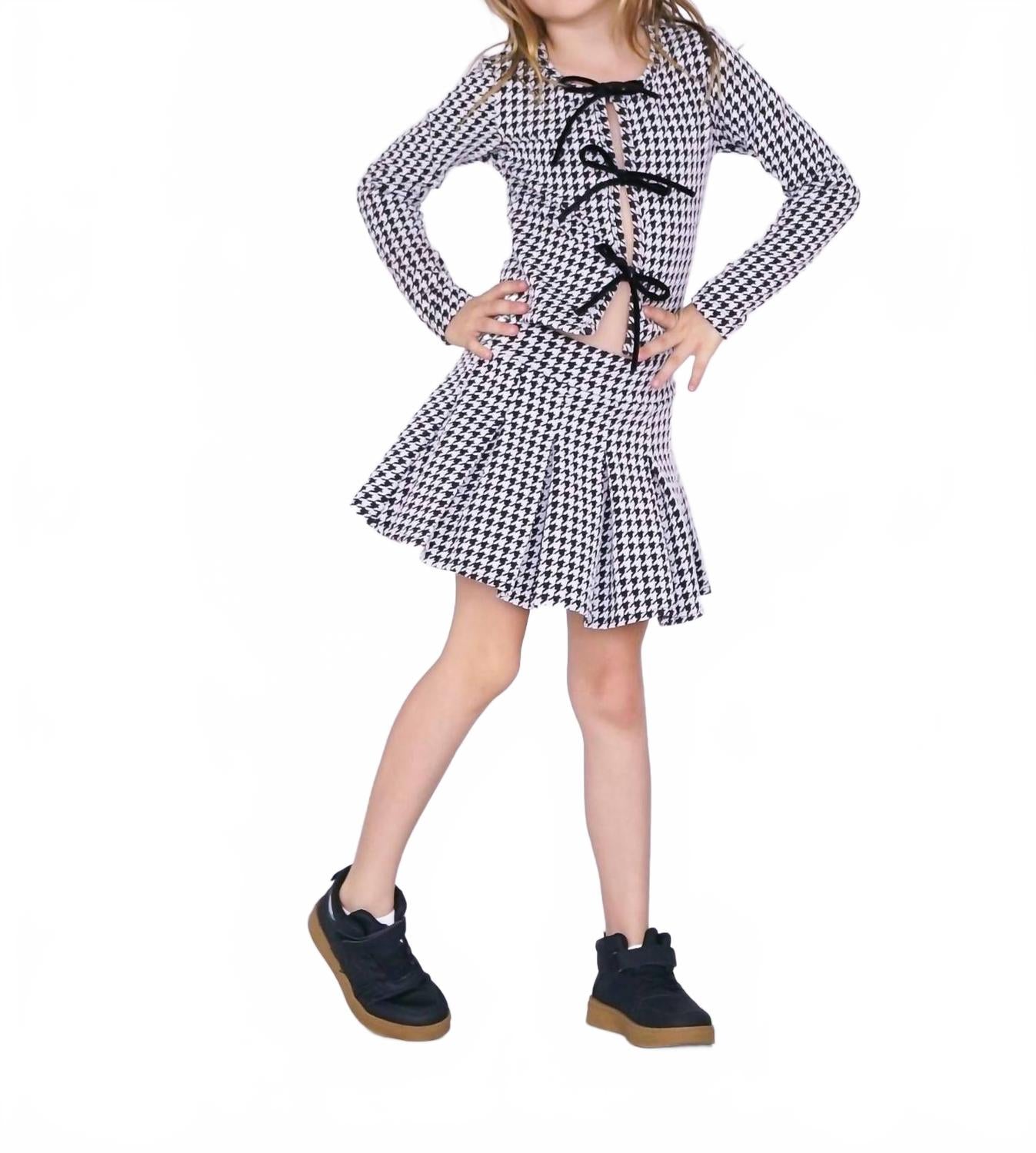 Flowers by zoe Кардиган в клетку «гусиная лапка» в черно-белом исполнении
Flowers by zoe Кардиган в клетку «гусиная лапка» в черно-белом исполнении