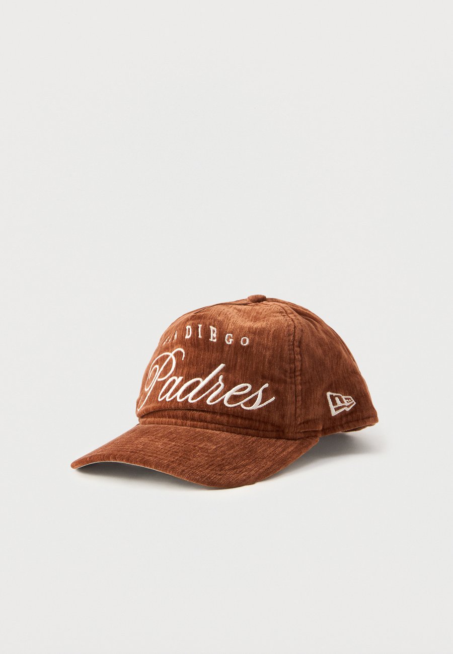 Бейсболка New Era TWENTY CURVED TEAMSCRIPT UNISEX, Brown
Бейсболка New Era TWENTY CURVED TEAMSCRIPT UNISEX, Brown