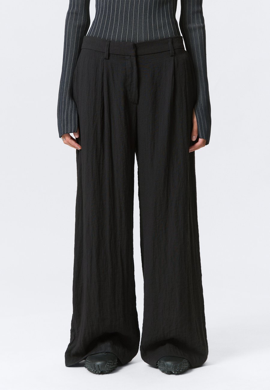 Брюки Weekday LOW RISE WIDE LEG CRINKLED TROUSERS, Black
Брюки Weekday LOW RISE WIDE LEG CRINKLED TROUSERS, Black