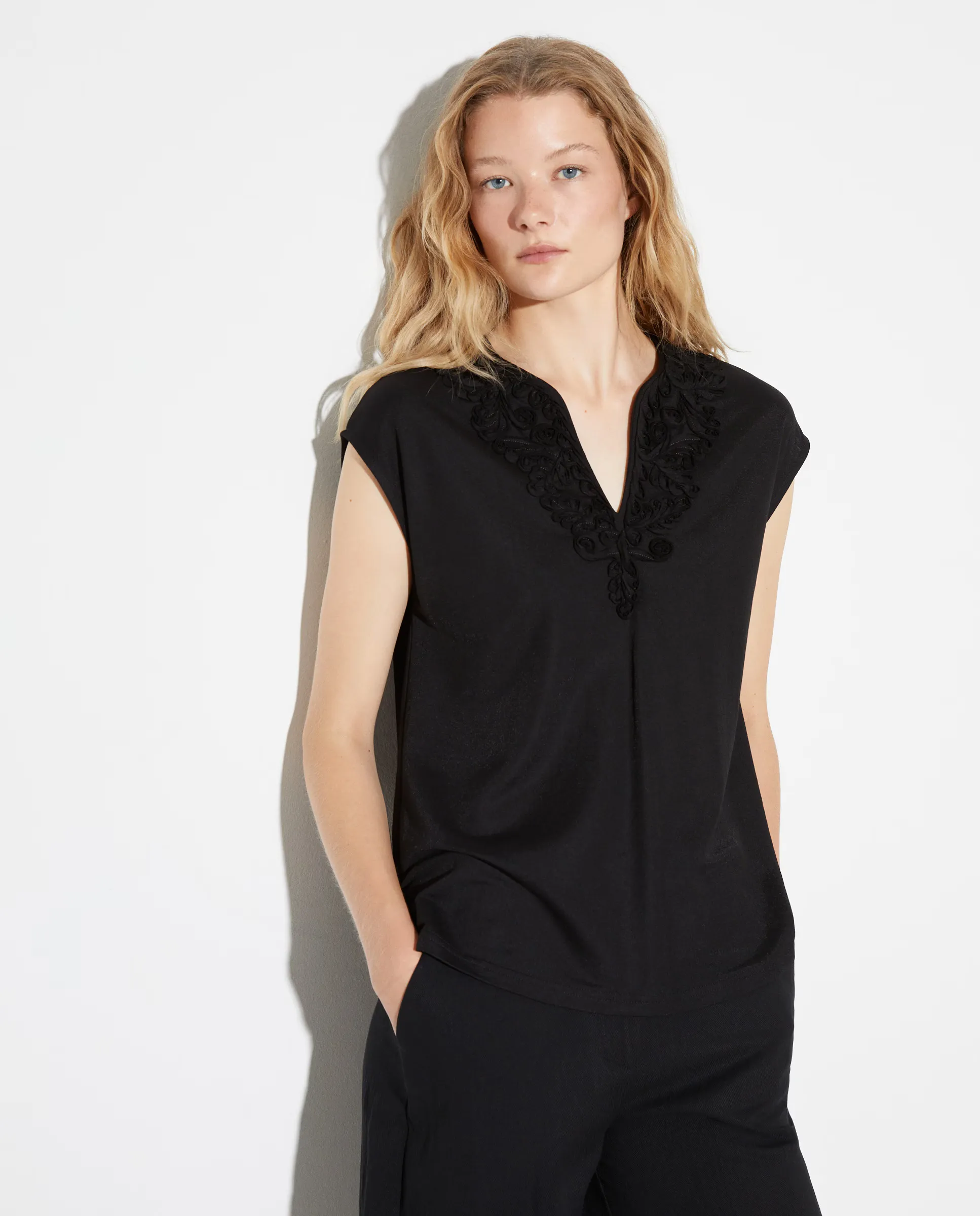 Женская однотонная майка без рукавов Woman El Corte Inglés, черный
Женская однотонная майка без рукавов Woman El Corte Inglés, черный