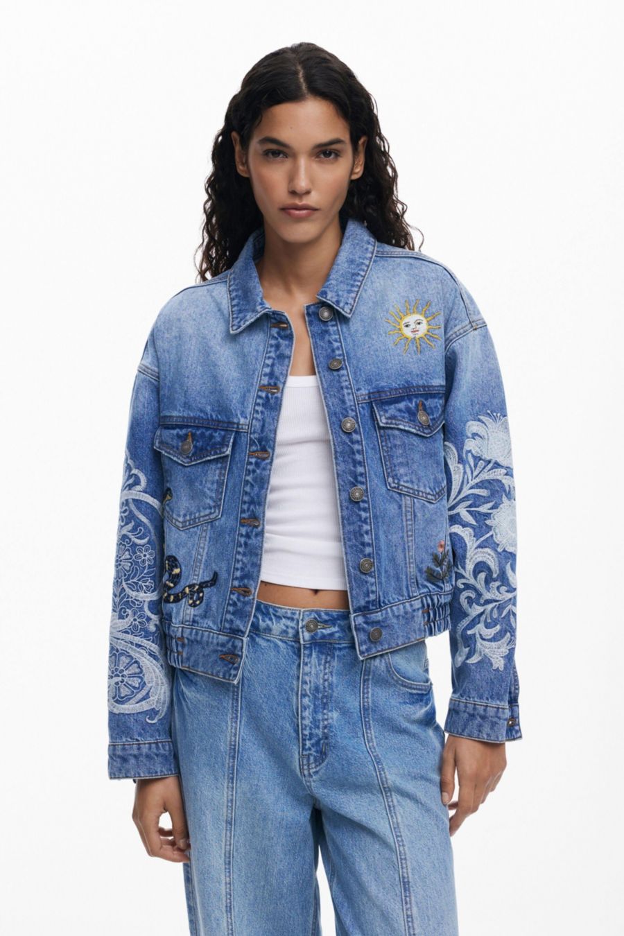 Женская джинсовая куртка с восточной вышивкой Desigual, Medium blue
Женская джинсовая куртка с восточной вышивкой Desigual, Medium blue